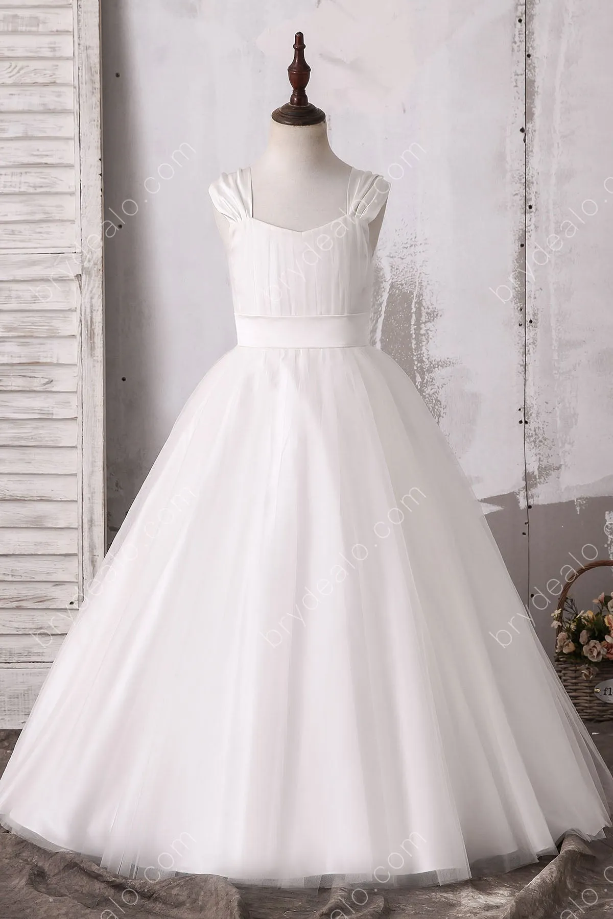 Cute Tulle Sleeveless Flower Girl Ball Gown For Wedding